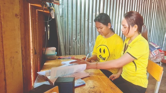 Living 60km away from school, teacher H’Tuyet from Mac Thi Buoi Primary School and her daughter have to temporarily stay in an old room behind the school site in H’Mong Hamlet (Photo: SGGP)