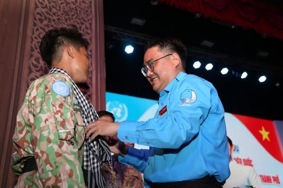 VYU – HCMC delivered special checkered black and white shawls to motivate the spirit of members in Blue Beret 2.5