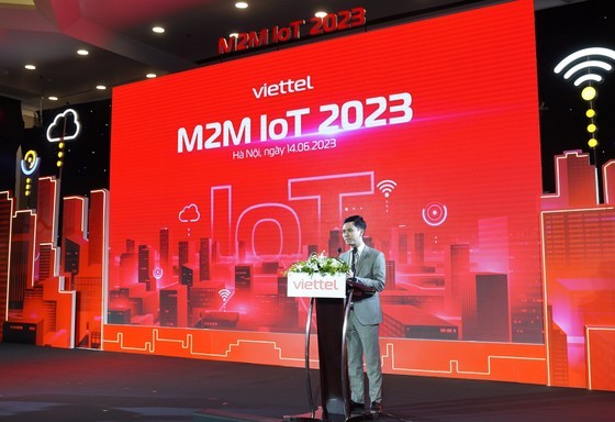 Deputy General Director of Viettel Telecoms Nguyen Trong Tinh is presenting his speech