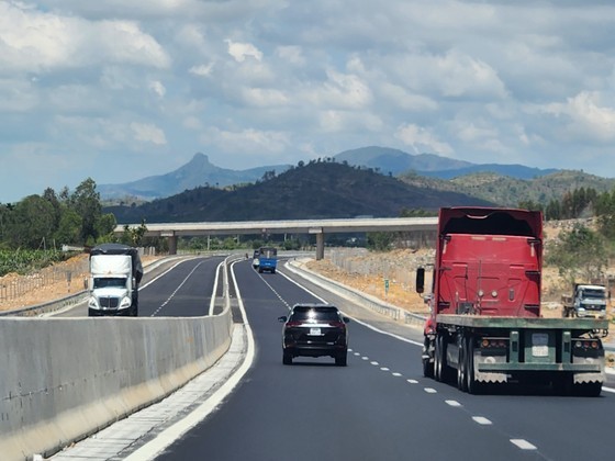 Phan Thiet – Dau Giay Expressway is used by a large number of vehicles