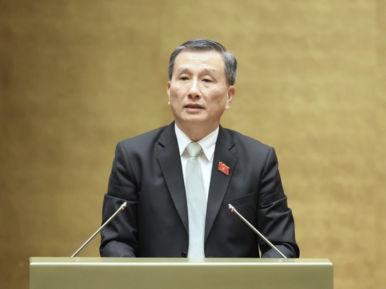 Chairman Le Quang Huy of the NA’s Committee on Science, Technology and Environment is presenting the reports (Photo: SGGP)