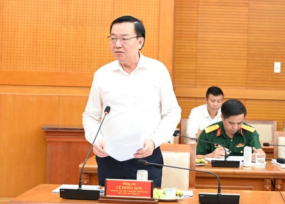 Deputy Head Le Hong Son of the Standing Committee of HCMC Propaganda and Education Committee is reporting the status of protecting the Party’s ideological foundation and fighting against wrong, hostile views (Photo: SGGP)