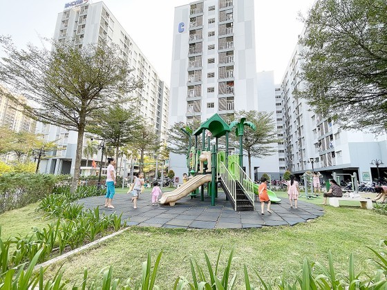 Children are playing in a mini park in EHomeS residential area (Thu Duc City) (Photo: SGGP)