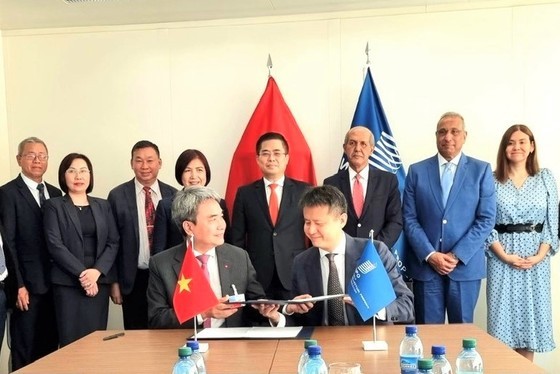 WIPO’s General Director Daren Tang and Head of Vietnam IP Office Dinh Huu Phi are signing the Collaboration Agreement under the witness of Deputy Minister Nguyen Hoang Giang