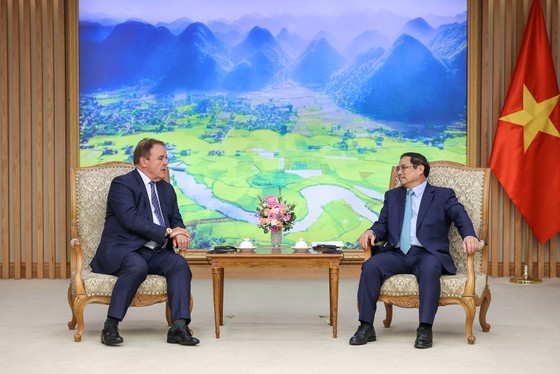 Prime Minister Pham Minh Chinh is having a meeting with Paul Blakeley, President-General Director Paul Blakeley of Jadestone Energy Plc (Photo: VGP)