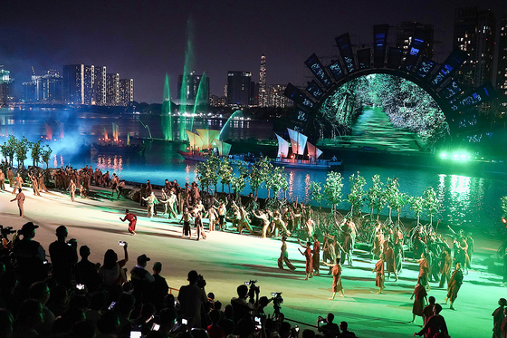 An act in the show ‘Stories Told by Rivers’ (Photo: SGGP)