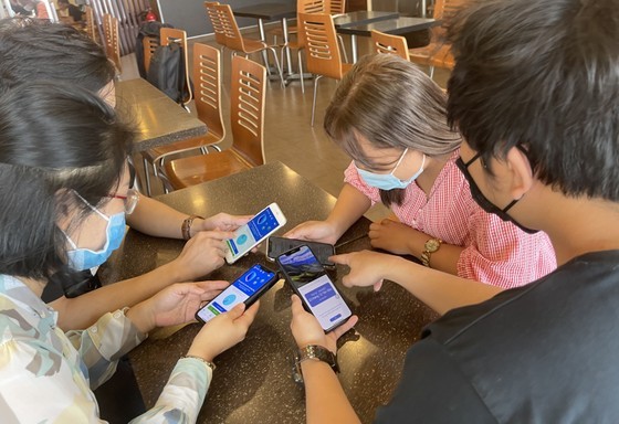 Only installing trusting apps is a good way for smart device owners to protect themselves from cyberattacks (Photo: SGGP)