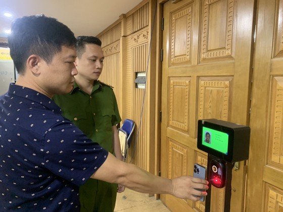 The procedure to authenticate passenger information using VNeID app