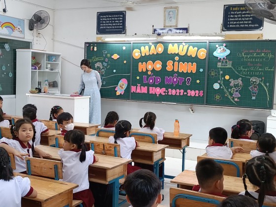 Pupils in Hong Ha Primary School (Binh Thanh District) on the first day at school yesterday