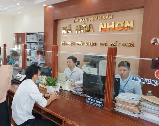 Representatives of 15 provinces and cities are paying a visit to the People’s Committee of Hoa Nhon Commune (in Hoa Vang District of Da Nang City)