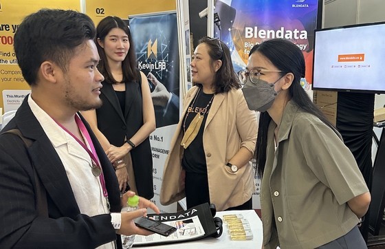 Startups are exchanging information in the exhibition (Photo: SGGP)