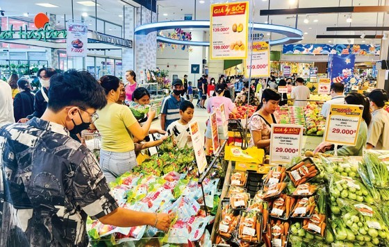 Consumers are selecting goods in Aeon Mall Tan Phu during the National Day holiday
