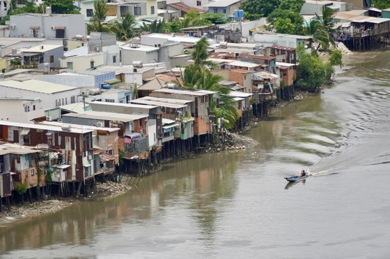 Illegally built houses encroaching Ong Lon Canal in Ward 1 of District 8 (Photo: SGGP)