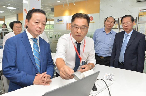 Deputy Prime Minister Tran Hong Ha and Chairman of the HCMC People’s Committee Phan Van Mai are taking a tour of ESC (Photo: SGGP)