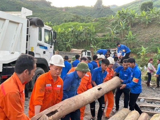 Functional agencies are helping the 23 families to dissemble and move the stilt houses to a safer area Functional agencies are helping the 23 families to dissemble and move the stilt houses to a safer area