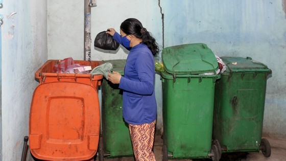 Sorting waste in a residential area in Ward 10 of District 6 (Photo: SGGP)