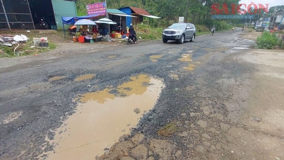 A section of National Highway No.27 passing Lam Dong Province has been degraded for many years (Photo: SGGP)