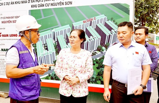 Chairwoman of the HCMC People’s Council Nguyen Thi Le is inspecting a project in its second stage (sited in Nguyen Son Social Housing Area) (Photo: SGGP)