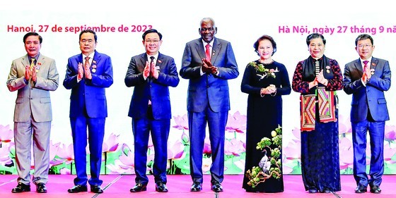 President of the National Assembly of People's Power of Cuba Esteban Lazo Hernandez is congratuating the leaders and former leaders of the Vietnamese NA awarded with medals from the Cuban State on September 27 (Photo: SGGP)