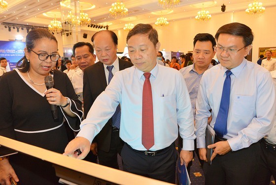 Vice Chairman of the HCMC People’s Committee Duong Anh Duc is at the Tech4Life exhibition (Photo: SGGP)