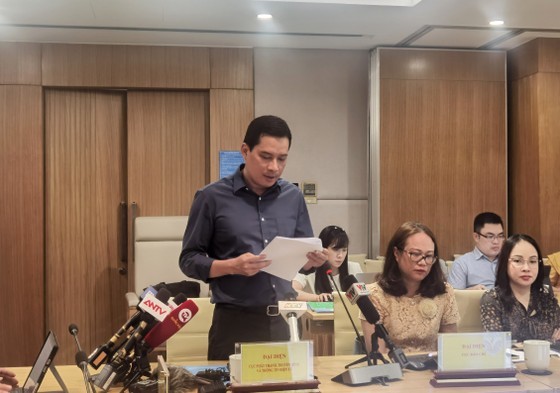 Head of the MIC’s Authority of Broadcasting and Electronic Information Le Quang Tu Dois presenting the investigation results (Photo: SGGP)