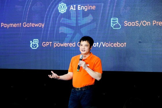 General Director Nguyen Van Khoa of FPT Group is presenting his speech in the conference