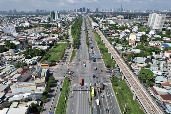 The Hanoi Highway expansion project from Saigon Bridge to Thu Duc Intersection
