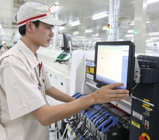 Producing semiconductor microchips in UMC Vietnam Electronics Co. Ltd. (Tan Truong Industrial Park in Hai Duong Province) (Photo: SGGP)