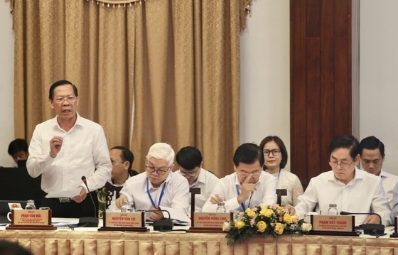Chairman Phan Van Mai of the HCMC People’s Committee is presenting his speech in the conference (Photo: SGGP)