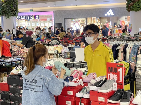 Buyers are choosing goods on the ‘Black Frinday’ occasion (Photo: SGGP)