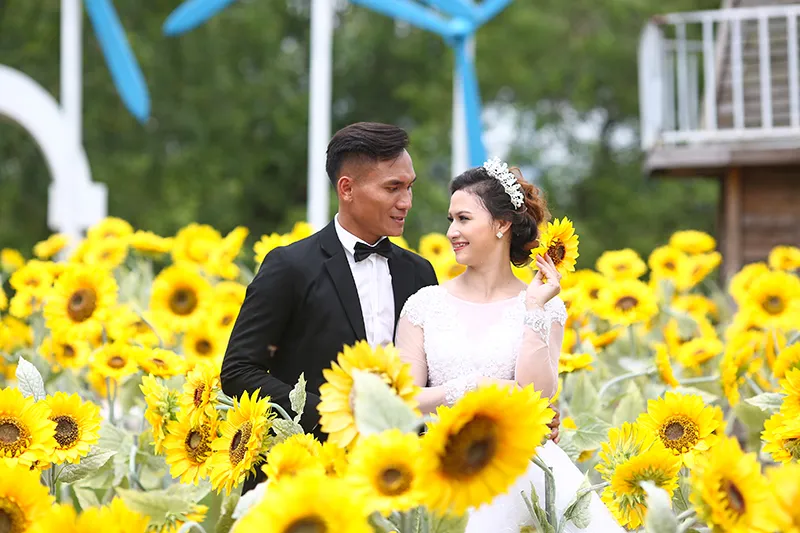 Trương Huỳnh Phú tươi tắn bên vợ sắp cưới. Ảnh: NHẬT ANH