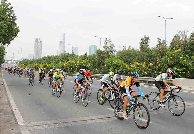 Đoàn đua tại khu vực quận 7. Ảnh NHẬT ANH