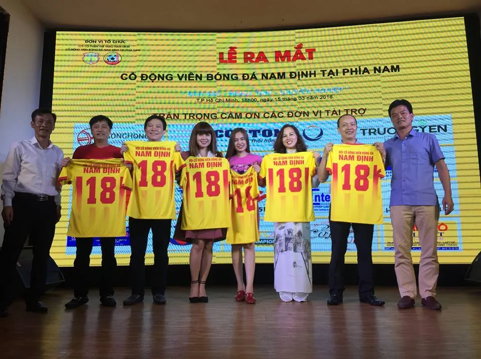 HLV Nguyễn Văn Sĩ và hội CĐV phía nam trong ngày ra mắt. ẢNH: NHẬT ANH