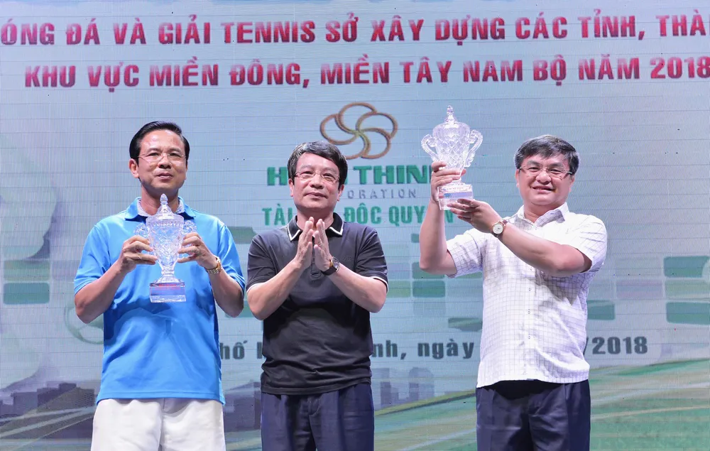 Trao giải vô địch tennis tại hội thao.Ảnh: VIỆT DŨNG 