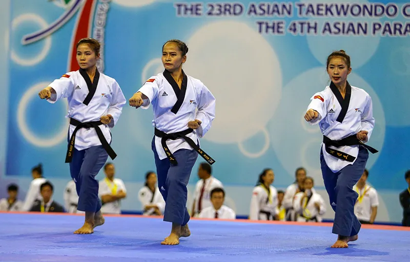 Bộ ba VĐV Nguyễn Thị Lệ Kim, Ngô Thị Thuỳ Dung và Liên Thị Tuyết Mai đã thi đấu xuất sắc mang về tấm HCV đầu tiên chc chủ nhà Việt Nam. Ảnh: Dũng Phương