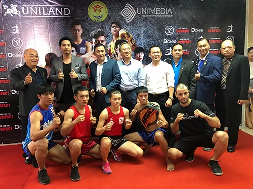 Các võ sĩ chụp ảnh lưu niệm cùng lãnh đạo trong buổi họp báo. Ảnh: Dũng Phương