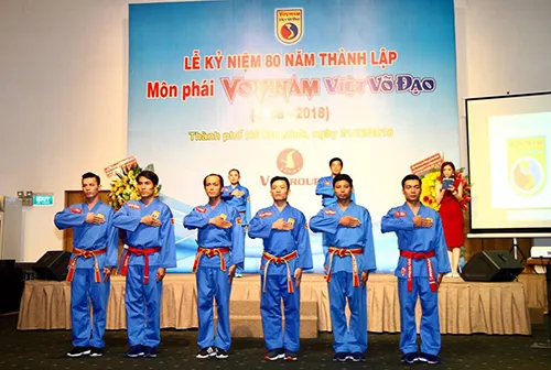 Các võ sinh đang thực hiện ghi thức tưởng nhớ đến võ sư Nguyễn Lộc người sáng lập môn phái Vovinam. Ảnh: Nhật Anh 