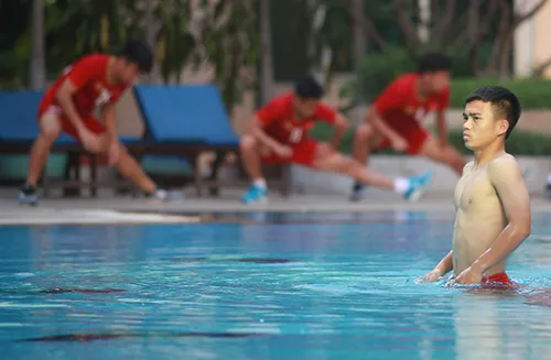 U22 Việt Nam khoe cơ bụng tại hồ bơi 4 sao khách sạn Phnompenh ảnh 4