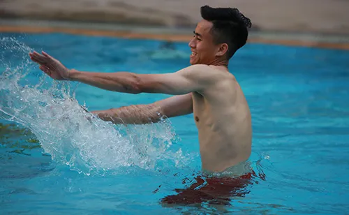 U22 Việt Nam khoe cơ bụng tại hồ bơi 4 sao khách sạn Phnompenh ảnh 6