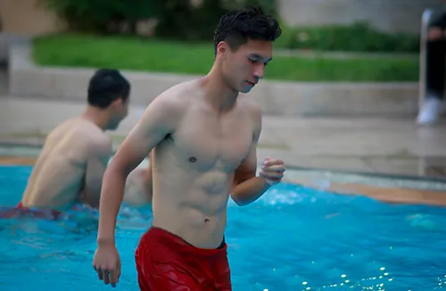 U22 Việt Nam khoe cơ bụng tại hồ bơi 4 sao khách sạn Phnompenh ảnh 1