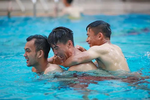 U22 Việt Nam khoe cơ bụng tại hồ bơi 4 sao khách sạn Phnompenh ảnh 7