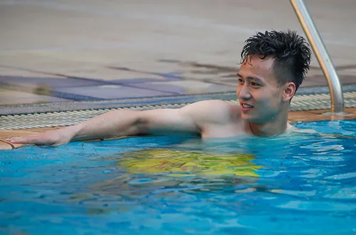 U22 Việt Nam khoe cơ bụng tại hồ bơi 4 sao khách sạn Phnompenh ảnh 2