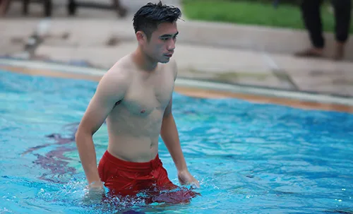 U22 Việt Nam khoe cơ bụng tại hồ bơi 4 sao khách sạn Phnompenh ảnh 8