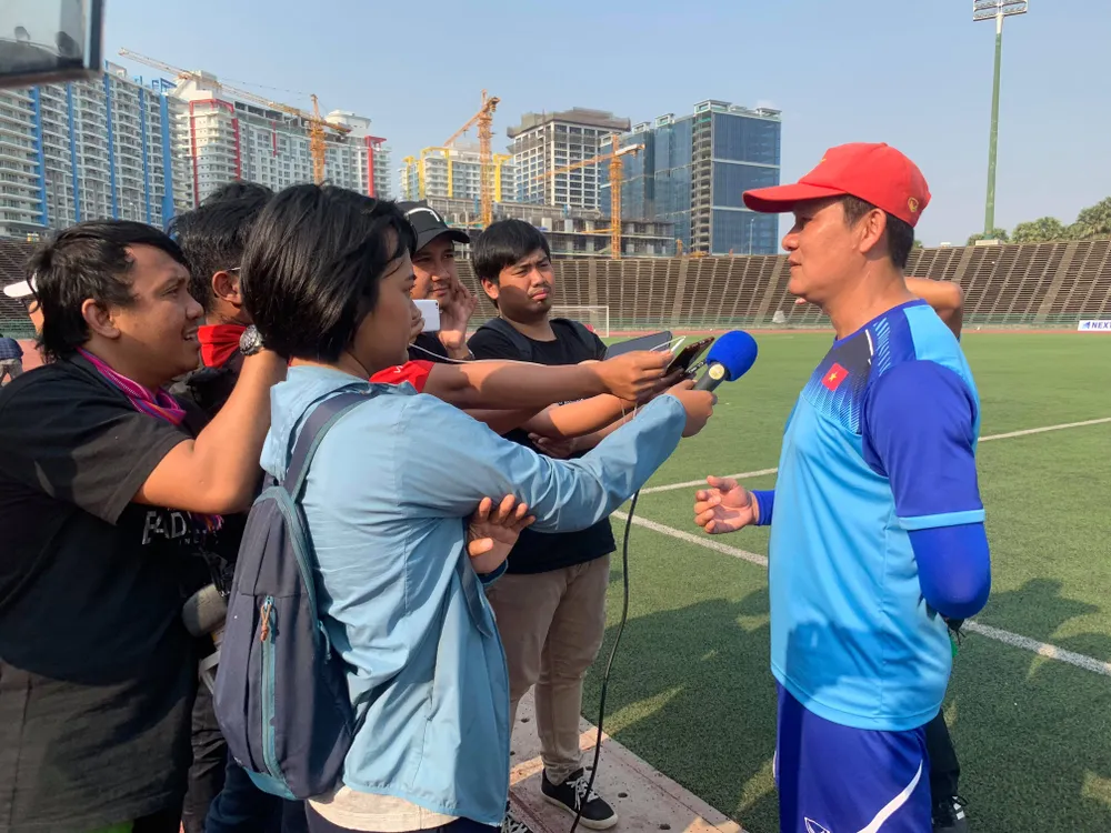 HLV Nguyễn Quốc Tuấn trả lời phỏng vấn truyền thông Indonesia. Ảnh: Dũng Phương