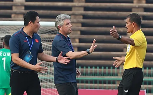 HLV Nguyễn Quốc Tuấn phản ứng trọng tài. Ảnh: Dũng Phương 