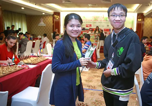 Trường Sơn tặng hoa hồng cho vợ Thảo Nguyên nhân ngày 8-3. Ảnh: Nhật Anh