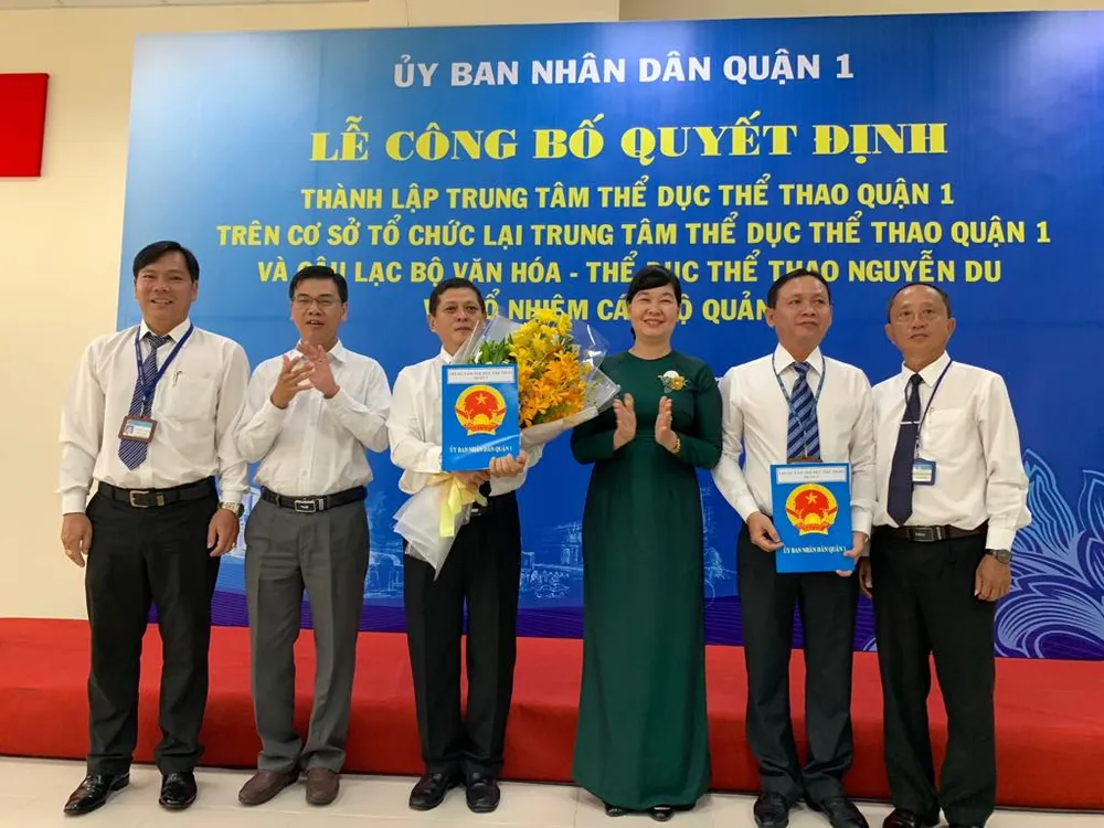 Trao quyết định thành lập Trung tâm Thể dục Thể thao Quận 1. Ảnh: Dũng Phương