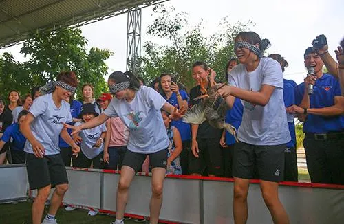 Khoảnh khắc thư giãn của các cô gái bóng chuyền cùng trò chơi dân gian Việt Nam ảnh 7