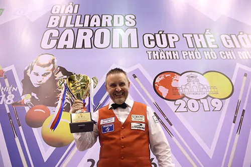 Tay cơ Frederic Caudron và chiếc cúp vàng. Ảnh: Dũng Phương