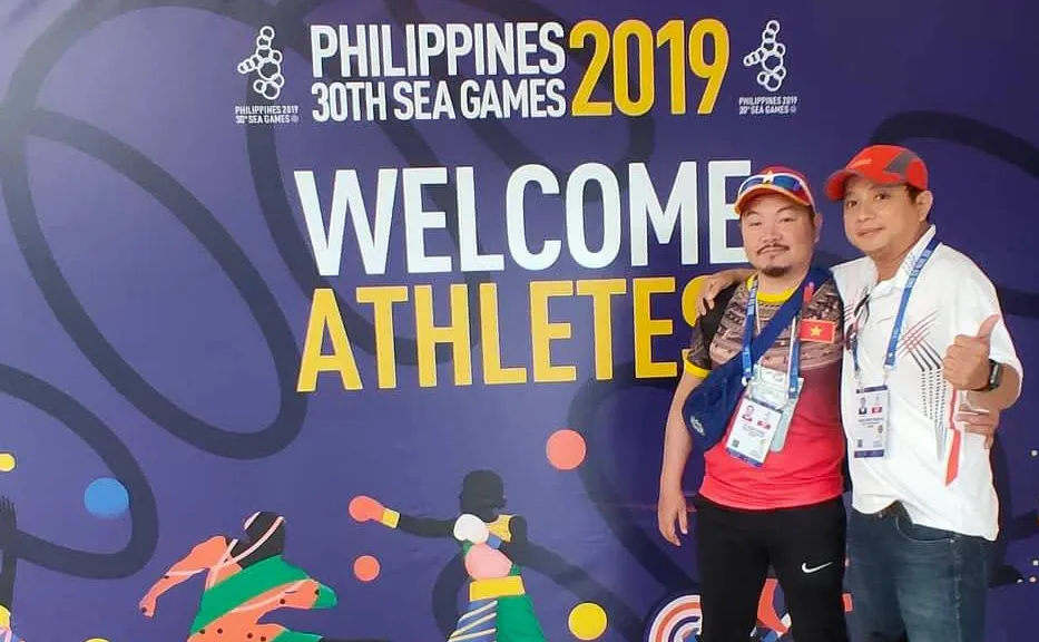 Hai anh em phóng viên Báo Sài Gòn Phóng vừa kích hoạt thẻ tác nghiệp SEA Games 30 xong. Ảnh: Nhật Anh